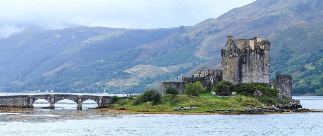 Panoramablick auf die Nordseite von Eilean Donan Castle