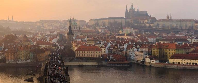 Panoramablick auf die Prager Burg mit der Karlsbrücke