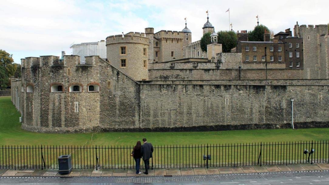 Blick auf den Tower of London vom Eingang