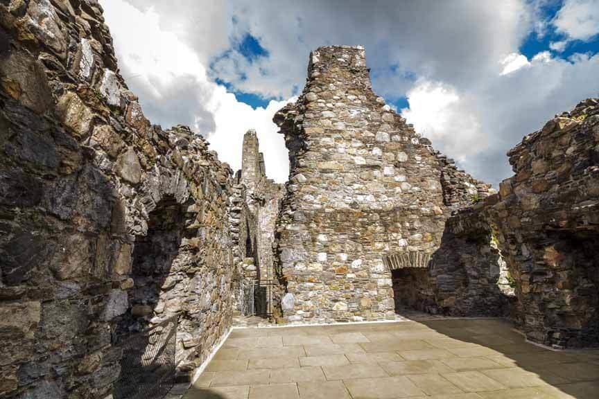 Überreste der Räumlichkeiten in Balvenie Castle