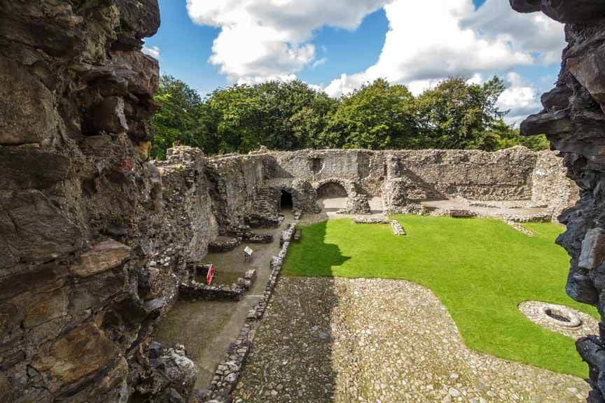 Sicht auf den Innenhof von Balvenie Castle vom Südturm