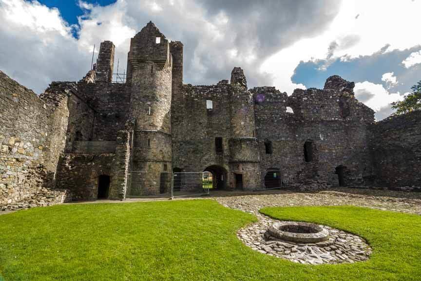 Innenhof und Brunnen von Balvenie Castle