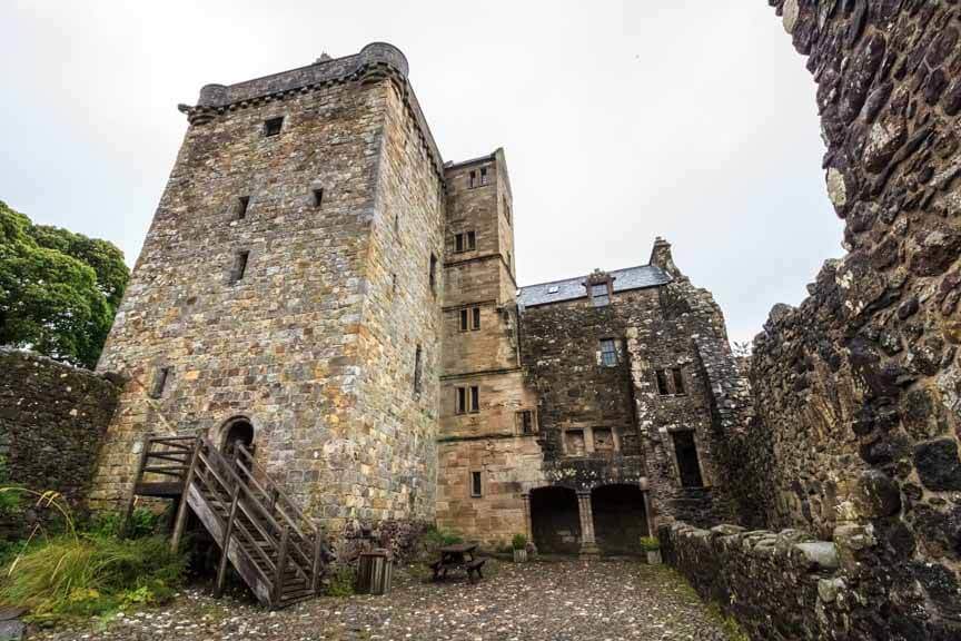 Innenhof und Turm von Campbell Castle
