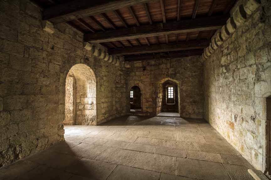 Teilweise gut erhaltene Innenräume in der Burgruine Campbell Castle