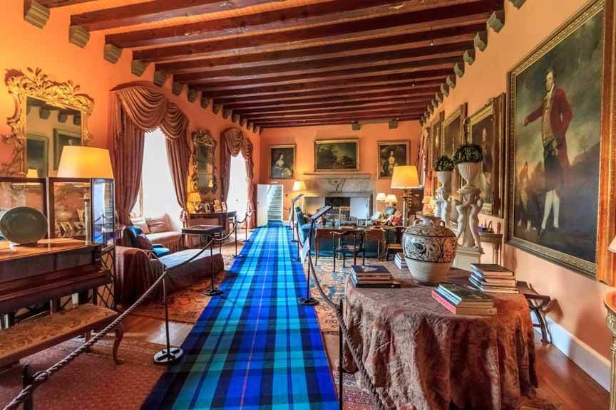 Cawdor Castle Salon mit Gemälden
