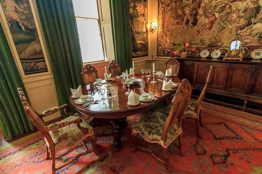Speisesaal mit gedecktem Tisch in Cawdor Castle