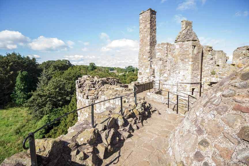 Auf der Wehrmauer von Dirleton Castle