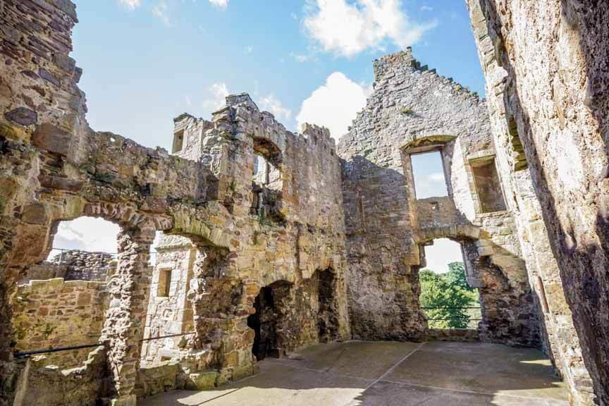 Überreste der Wohnräume in Dirleton Castle