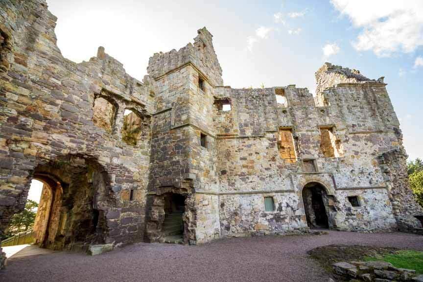 Innenhof und Eingangspforte von Dirleton Castle
