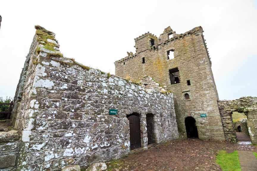 Lagerhalle und Turmhaus oder Bergfried von Dunnottar Castle