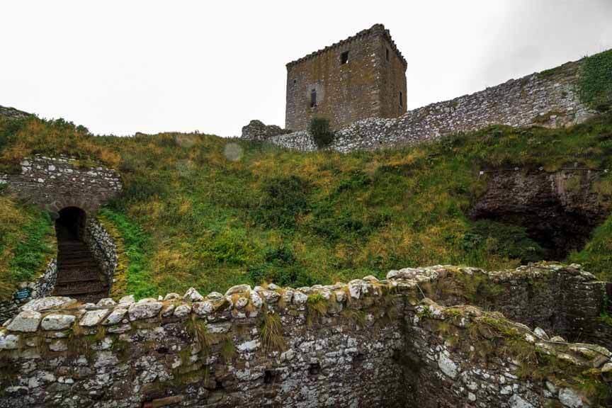 Eine Vielzahl von Treppen führt auf den Felsen auf dem Dunnottar Castle steht