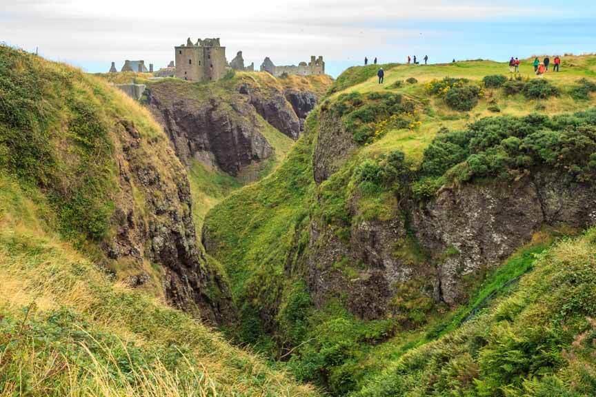 Dunnottar Castle ist umgeben von steilen Abhängen