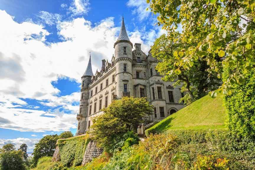 Dunrobin Castle mit seinen spitzen Türmen erinnert sehr an ein Märchenschloss