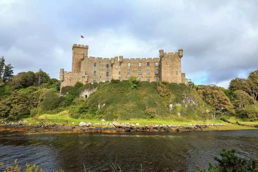 Blick auf Dunvegan Castle von Loch Dunvegan