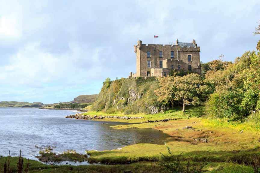 Dunvegan Castle aus dem 13. Jahrhundert in Schottland