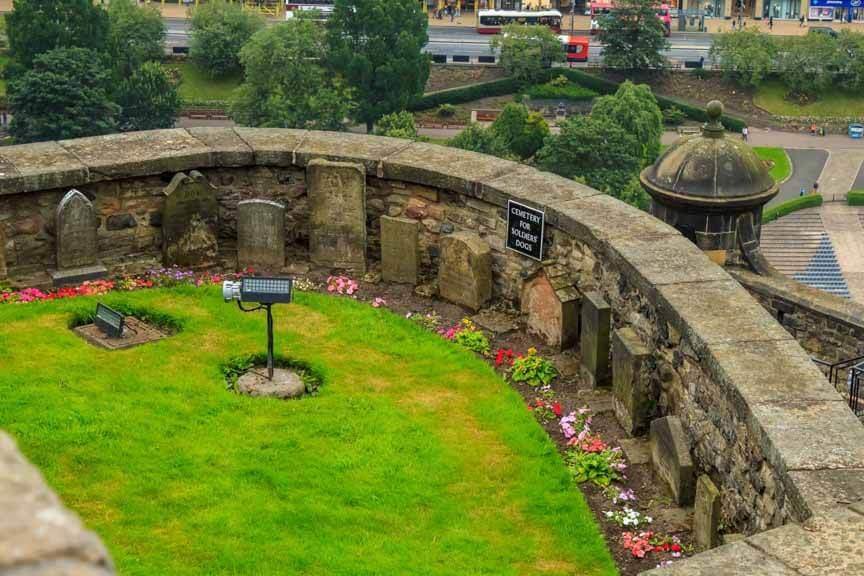 Hundefriedhof in Edinburg Castle. Ritter haben ihre treuen Begleiter sehr geschätzt
