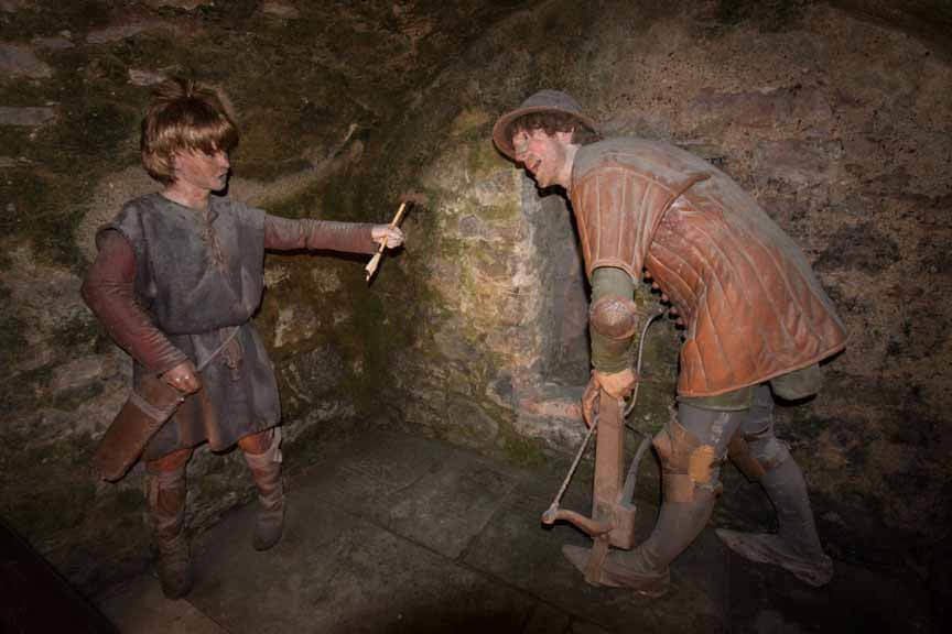 Bogenschütze an einer Schiessscharte in Edinburgh Castle