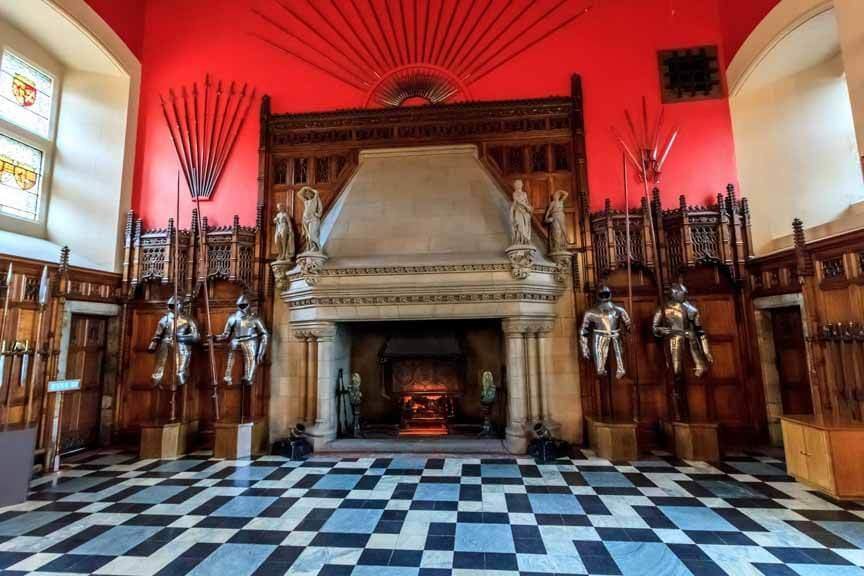 Kamin, Rüstung und Waffen, die Große Halle, Edinburgh Castle in Schottland