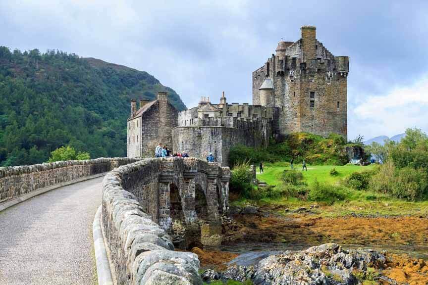 Eine lange Brücke führt auf die Insel auf der Eilean Donan Castle steht