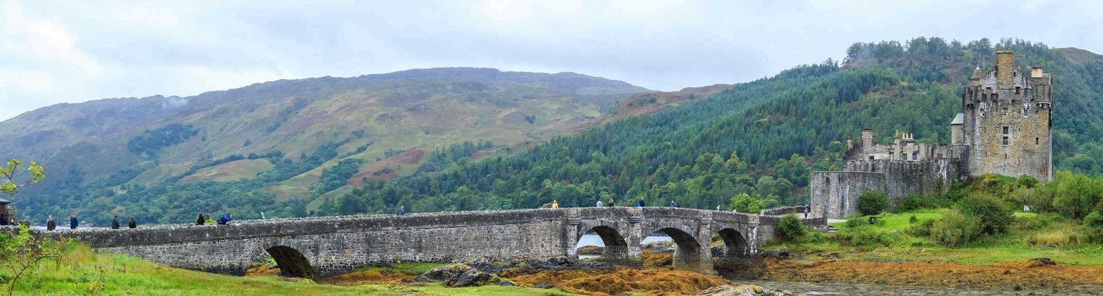 Panoramablick auf Eilean Donan Castle bei Ebbe. Eilean Donan ist eine Gezeiteninsel, die bei Ebbe auch ohne Brücke erreichbar ist.