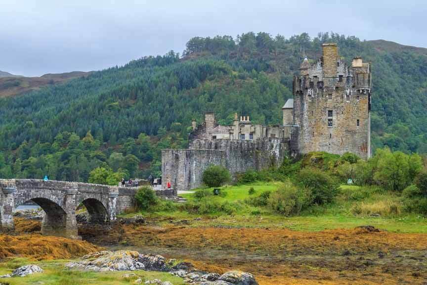 Eilean Donan Castle bei Ebbe. Eilean Donan ist eine Gezeiteninsel, die bei Ebbe auch ohne Brücke erreichbar ist.