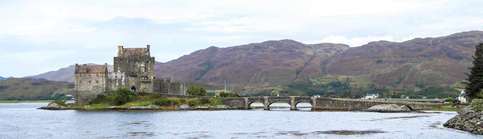 Panoramablick auf Eilean Donan Castle mit Blick auf Loch Duich