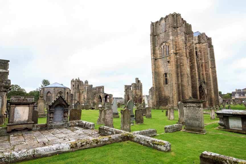 Überreste von Egin Cathedral und Kirchtürme