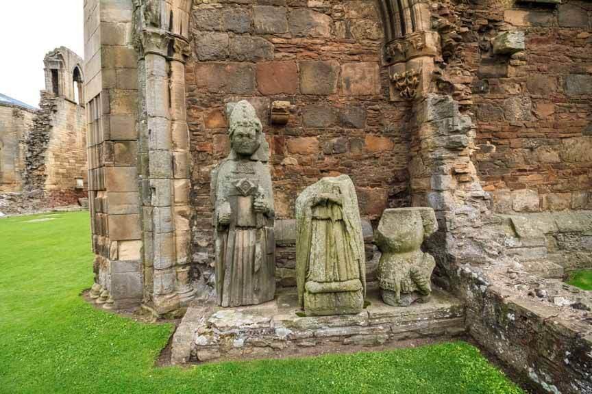 Alte zerbrochene Bischofsstatuen in Elgin Cathedral