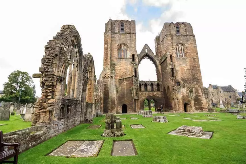 Portal mit Türmen und Hauptschiff von Elgin Cathedral