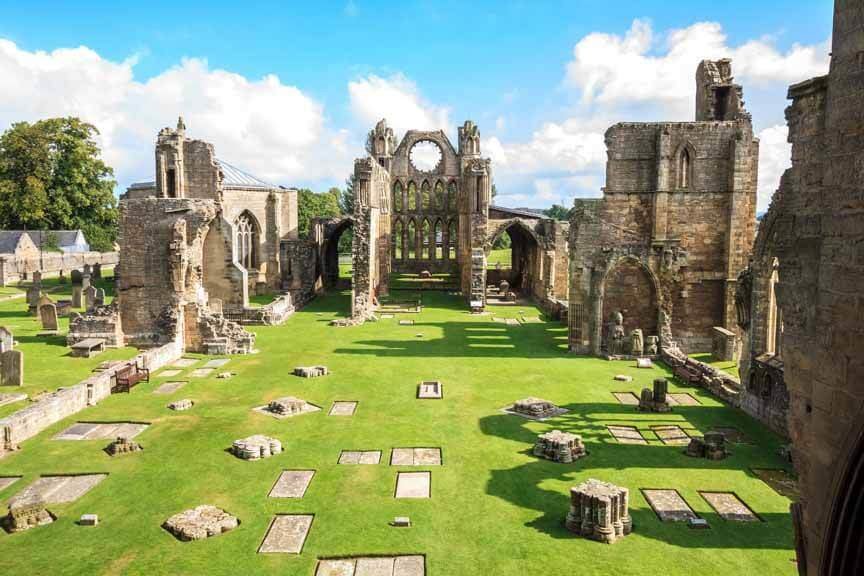Umrisse des Hauptschiffs in den Ruinen von Elgin Cathedral