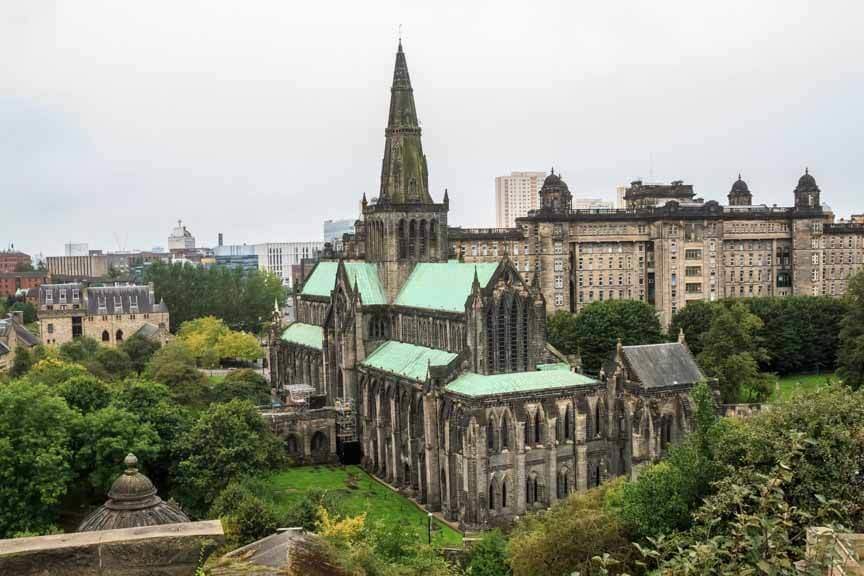 Blick auf Glasgow Cathedral von Necropolis