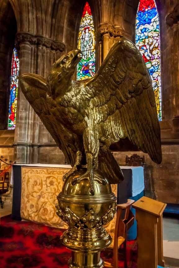Goldener Adler am Altar in Glasgow Cathedral