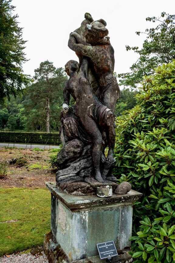 Alte Statue in den Gartenanlagen von Inveraray Castle
