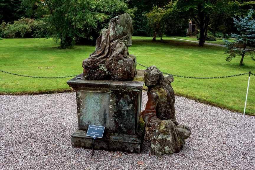 Alte zerbrochene Statue im Garten von Inveraray Castle