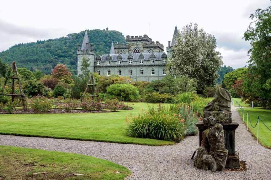 Zerbrochene Statue und Gärten mit Blick auf Inveraray Castle