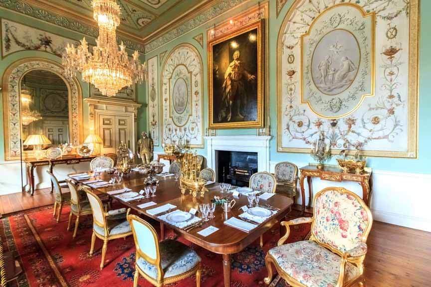 Speisesaal mit gedecktem Tisch in Inveraray Castle