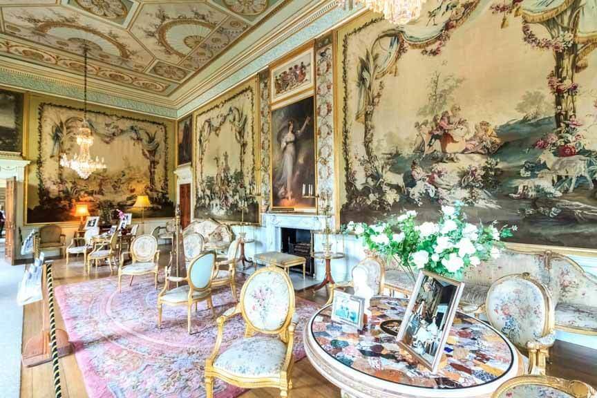 Salon mit Bildern der Eigentümer in Inveraray Castle