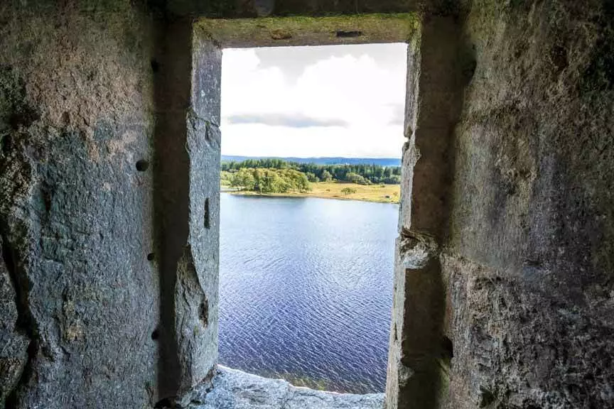 Blick auf den Loch Awe von einem Fenster in Kilchurn Castle