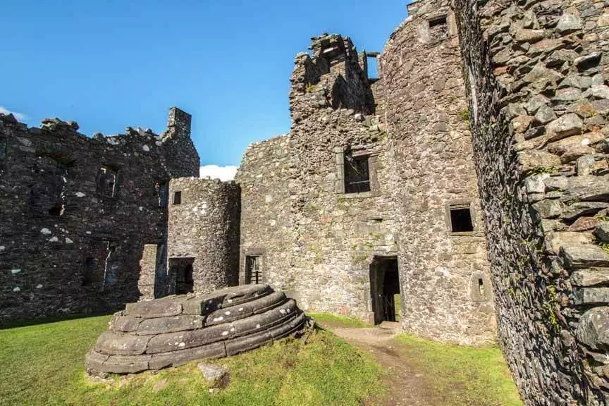 Innenhof mit Brunnen in Kilchurn Castle