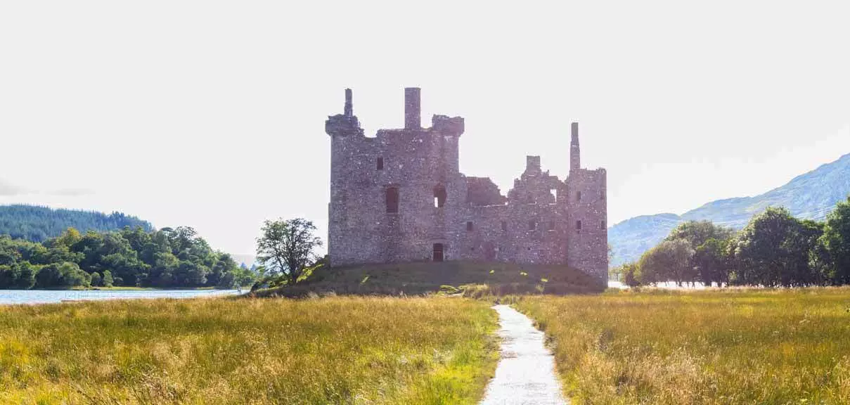 Sonnenuntergang hinter Kilchurn Castle