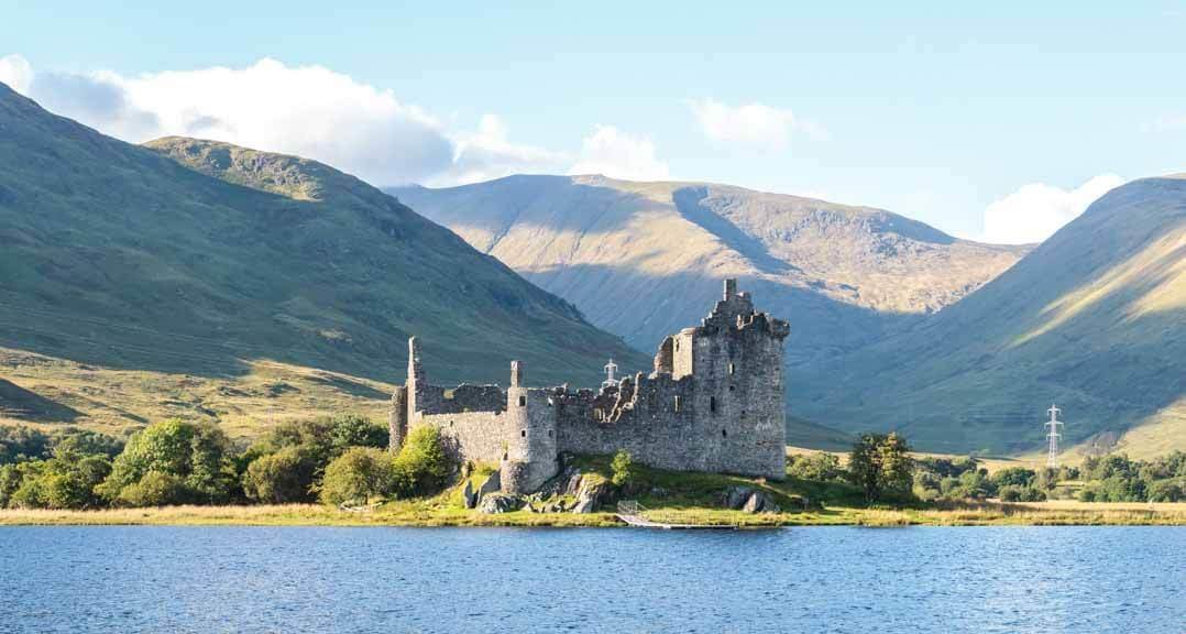 Panoramablick auf Kilchurn Castle am See Loch Awe