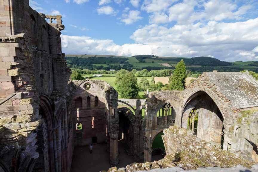 Blick auf die Ruinen des Klosters Melrose Abbey