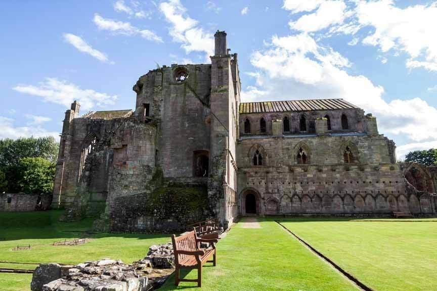 Refektorium und Kreuzganghof in Melrose Abbey