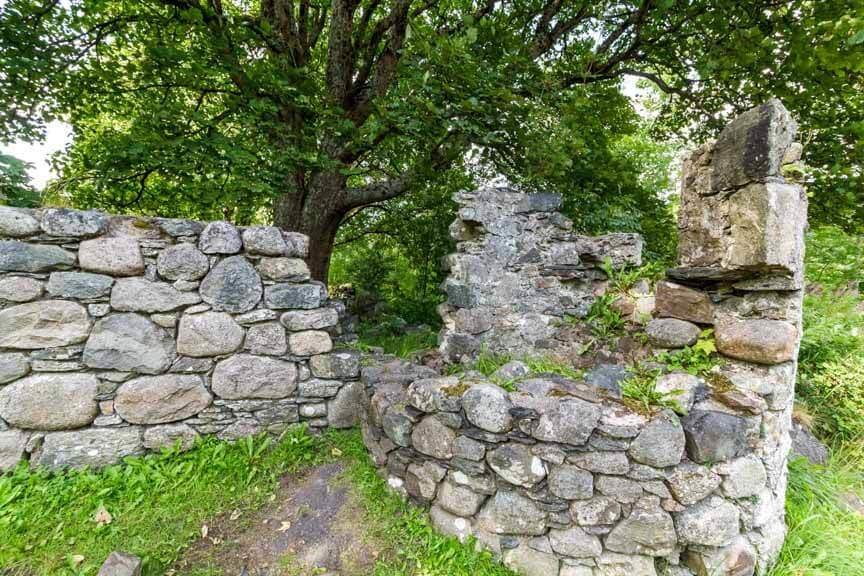 Überreste eines Eckturms von Old Inverlochy Castle