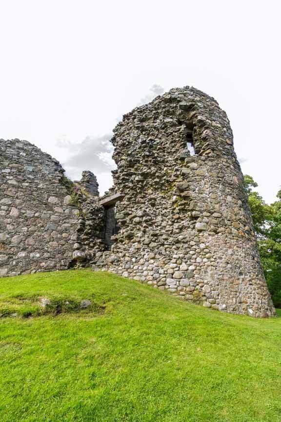 Überreste eines Eckturms von Old Inverlochy Castle