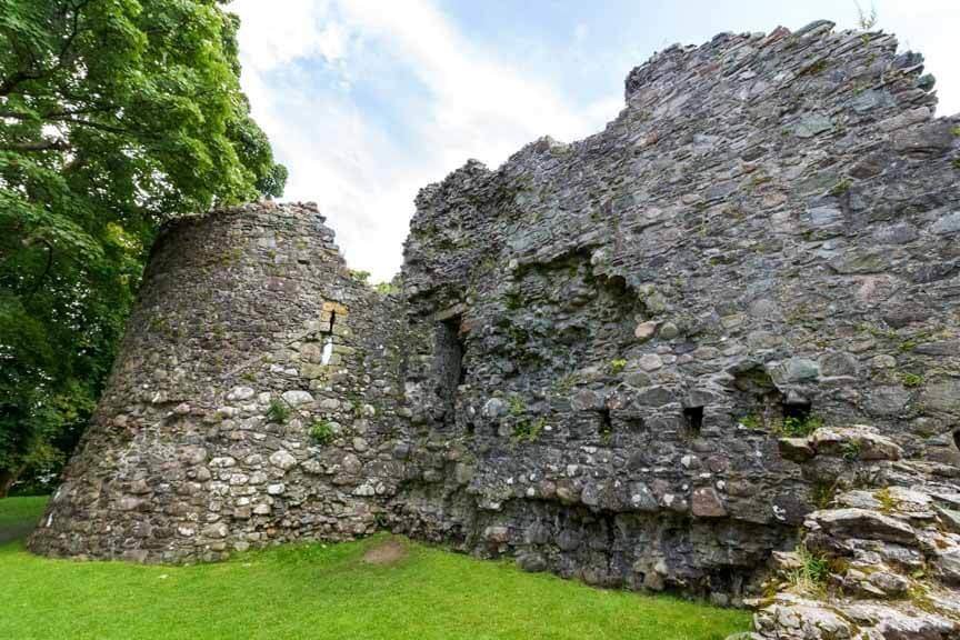 Überreste eines Eckturms von Old Inverlochy Castle
