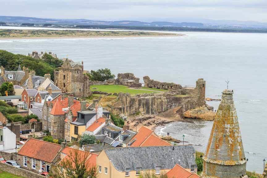 Blick auf St. Andrews Castle vom Turm der St. Andrews Cathedral