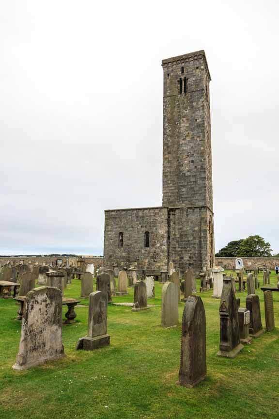 Glockenturm und Friedhof von St. Andrews Cathedral