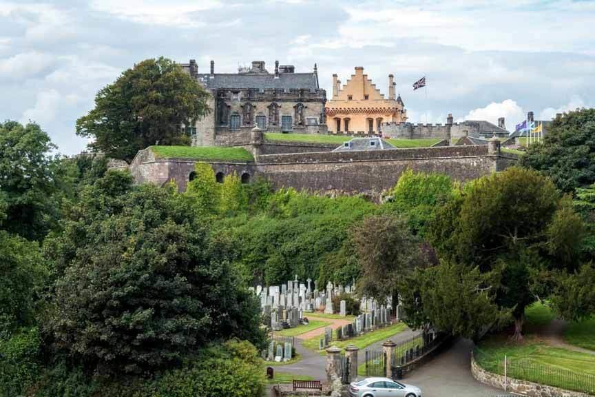 Blick auf Stirling Castle von der naheliegenden Kirche