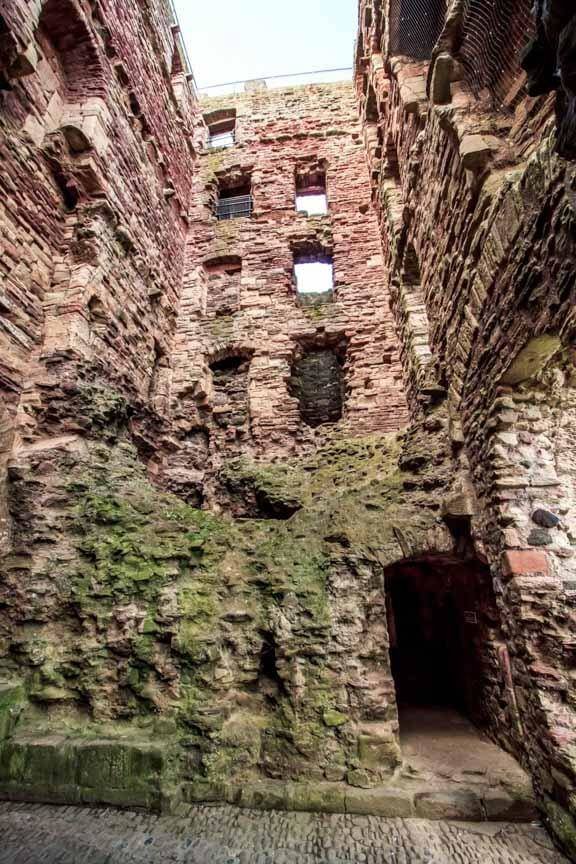 Im Inneren des Torhauses von Tantallon Castle